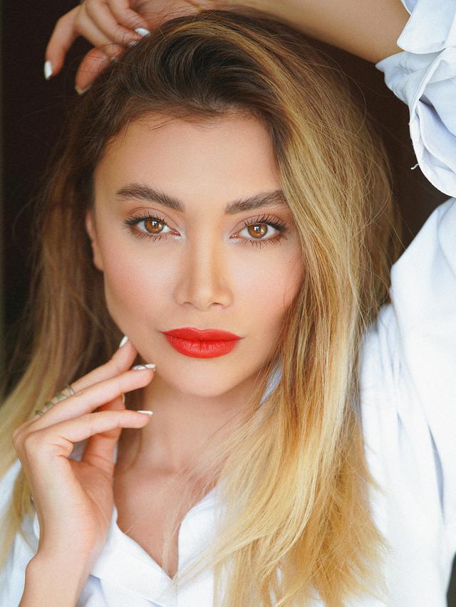 Lipstik dengan Warna Merah Terang