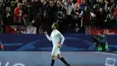 Pemain Sevilla, Fernando Llorente merayakan golnya ke gawang Juventus bersama fans pada lanjutan liga Champions grup D di Stadion Ramon Sanchez Pizjuan,  Sevilla, Rabu (9/12/2015).  (AFP Photo/Cristina Quicler)