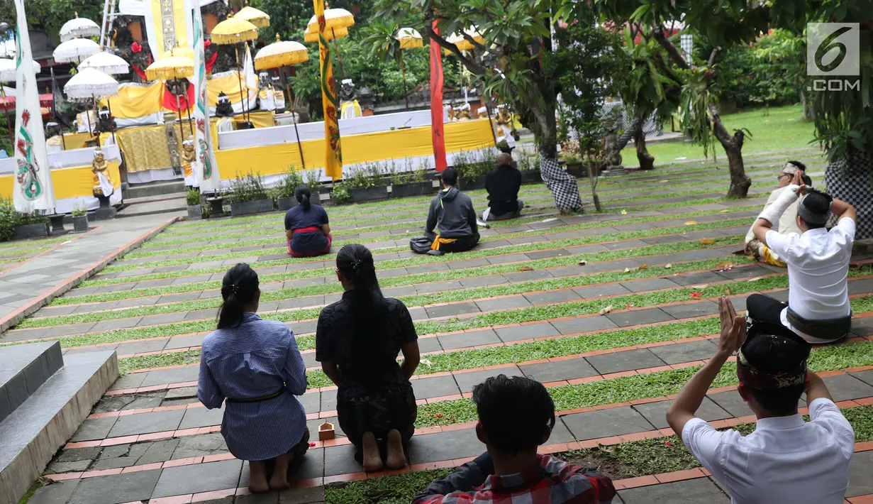 Umat Hindu melakukan sembahyang Hari Raya Nyepi di Pura Aditya Jaya, Jakarta, Kamis (7/3). Saat Hari Raya Nyepi, mereka yang merayakannya tidak melakukan aktivitas seperti biasa. (Liputan6.com/Helmi Fithriansyah)