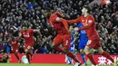 Christian Benteke (kiri) merayakan gol yang dicetak ke gawang Leicester City bersama rekannya pada lanjutan liga Premier Inggris di Stadion  Anfield, Liverpool, Sabtu (26/12/2015). Liverpool menang 1-0. (AFP Photo/Lindsey Parnaby)