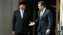 Hubungan resmi kedua negara dimulai pada tahun 1949, tidak lama setelah perang kemerdekaan Indonesia dari Belanda. Tampak dalam foto, Menteri Urusan Perang Amerika Serikat, Pete Hegseth (kanan) berjabat tangan dengan Menteri Pertahanan Republik Indonesia, Sjafrie Sjamsoeddin, saat upacara penyambutan kehormatan untuk Sjamsoeddin di Pentagon, Arlington, Virginia, pada 13 April 2026. (Jim Watson/AFP)