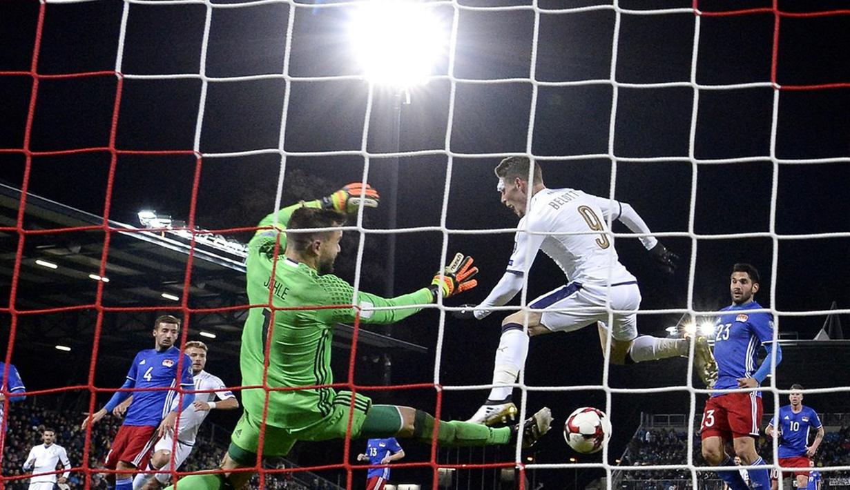 Kiper Liechtenstein, Peter Jehle, berusaha menghalau serangan Italia dalam laga Grup G Kualifikasi Piala Dunia 2018 di Stadion Rheinpark, Minggu (13/11/2016) dinihari WIB. (AFP/Fabrice Coffrini)