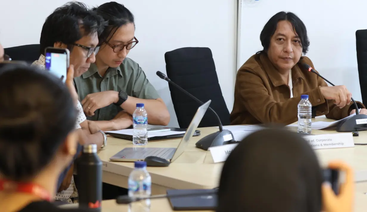 President Director Wahana Musik Indonesia (WAMI) Adi Adrian (kanan) memberi keterangan terkait fakta dan isu yang beredar terkait royalti musisi dan pencipta lagu, Jakarta, Selasa (19/8/2025). (KapanLagi.com/Budy Santoso)