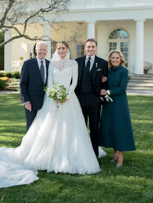 Perhiasan menawan tersematkan elegan pada penampilannya. Tiffany & Co. menjadi perhiasan yang dipercaya untuk mengoptimalkan hari bersejarahnya ini. [Foto: Tiffany & Co. dok]