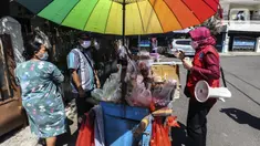 Tenaga kesehatan Puskesmas Kecamatan Menteng melakukan sosialisasi protokol kesehatan kepada warga saat Swab Seru Keliling di Masjid Jami Assuhaimiah, Kebon Sirih, Jakarta, Kamis (9/9/2021). Program ini diharapkan dapat memutus penularan COVID-19 dari pasien tanpa gejala. (Liputan6.com/Johan Tallo)