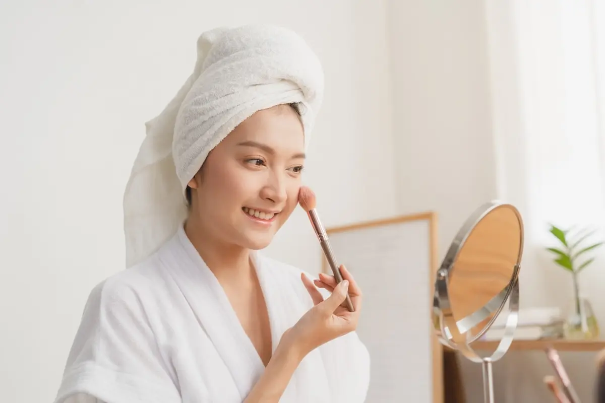 Anti Gagal, Begini Tips Menggunakan Blush On yang Nggak Bikin Wajah Menor untuk Pemula