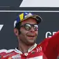 Pebalap Ducati, Danilo Petrucci, melakukan selebrasi usai menjuarai MotoGP Italia 2019 di Sirkuit Mugello, Minggu (2/6). Petrucci berhasil menuntaskan balapan 23 lap dengan catatan waktu 41 menit 33,794 detik. (AP/Antonio Calanni)
