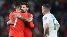 Ruben Neves menjadi penyelamat Portugal sekaligus Ronaldo dalam laga Grup F Kualifkiasi Piala Dunia 2026 melawan Irlandia, Minggu (12/10/2025) dini hari WIB. (AFP/Patricia De Melo Moreira)