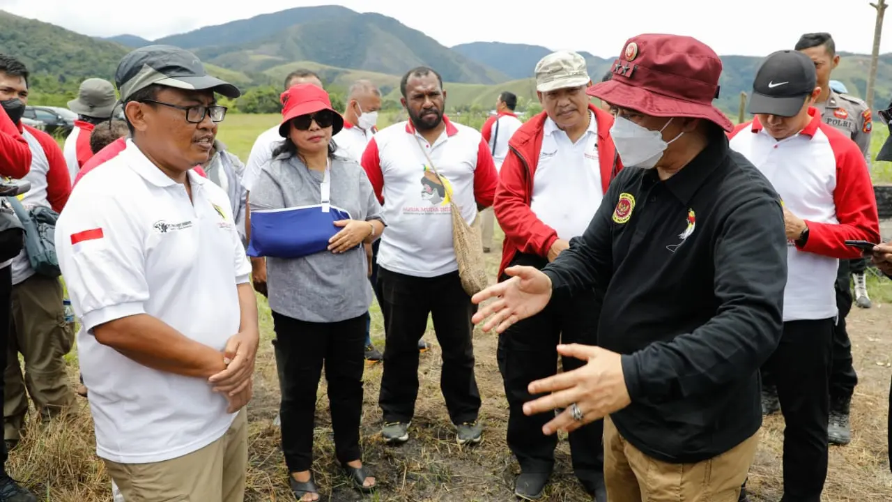 Komunitas muda yang tergabung dalam Papua Muda Inspiratif (PMI) binaan Badan Intelijen Negara (BIN) memberdayakan sekitar 120 orang warga untuk bekerja di lahan jagung. (Istimewa)