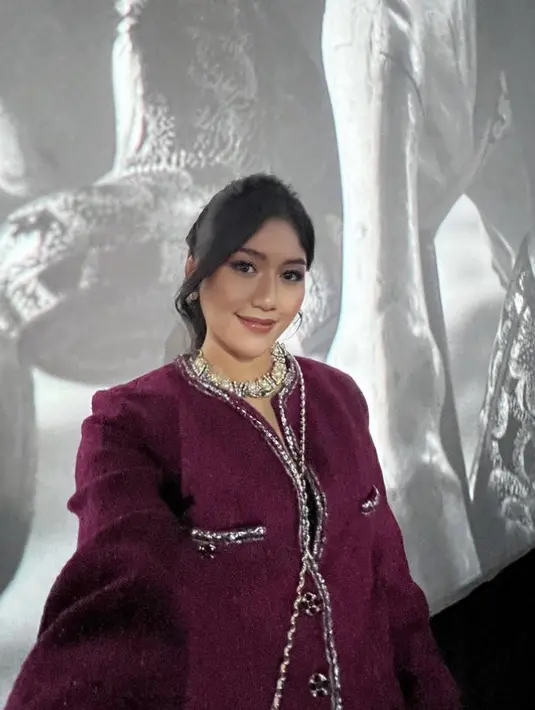 Erina tampil dengan riasan wajah fresh mengenakan lipstik glossy kecokelatan dengan blushon di pipinya. Rambut hitamnya pun diikat ke belakang. Credit: Instagram (@erinagudono)
