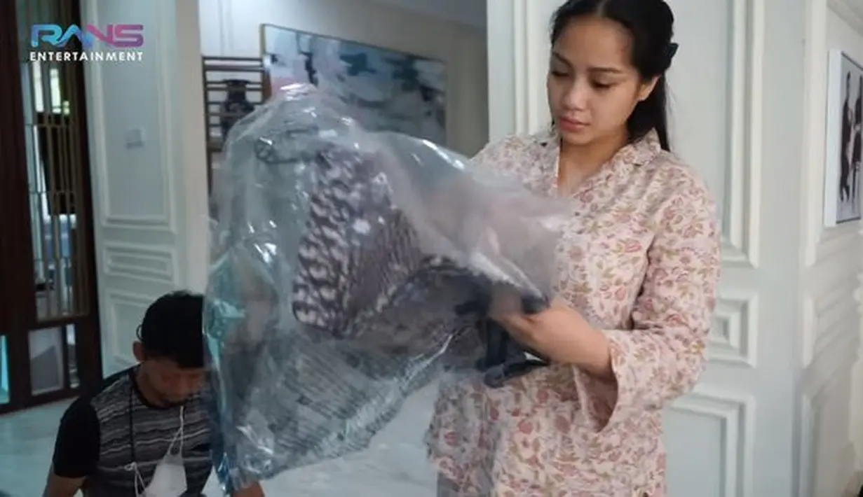 Kali ini, sang sahabat menghadiahi kado mewah berupa stroller dari Dior dengan harga fantastis, setara Rp98 juta rupiah. (Foto: Youtube Rans Entertainment)