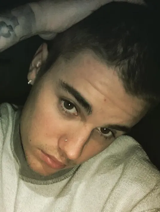 Solois muda Justin Bieber ternyata menyimpan alasan dibalik drinya memangkas rambut gimbalnya. Tak hanya dihujat penggemar, ternyata Justin memangkas rambutnya demi Selena. (instagramjustinbieber/Bintang.com)