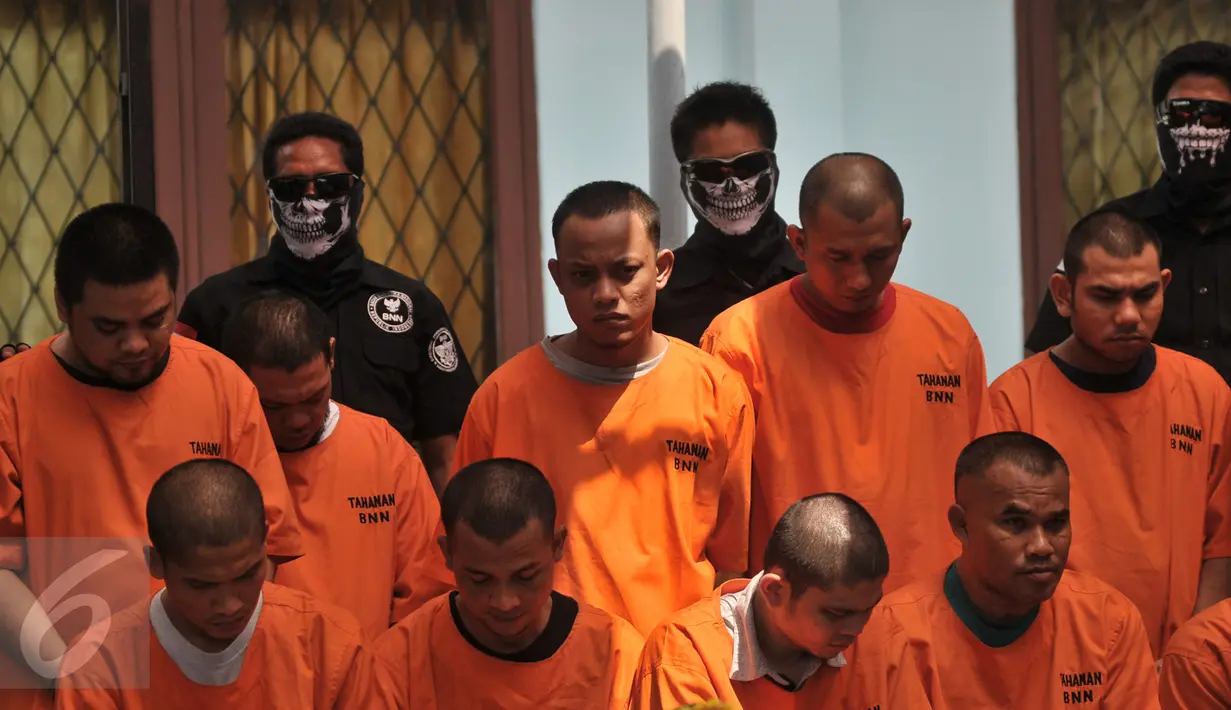 Sejumlah tersangka dihadirkan saat pemusnahan barang bukti narkotika di Gedung BNN, Cawang, Jakarta, Kamis (16/3). BNN musnahkan 80kg sabu dan 3.687 butir ekstasi dari hasik pengungkapan kasus periode Februari-Maret 2017. (Liputan6.com/Yoppy Renato)