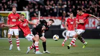 Gelandang AZ Alkmaar, Dani de Wit berusaha merebut bola yang dibawa gelandang Manchester United, Daniel James pada lanjutan pertandingangrup L Liga Europa di stadion ADO Den Haag, Belanda (3/10/2019). MU bermain imbang 0-0 atas AZ Alkmaar. (AFP Photo/John Thys)