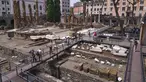 Para jurnalis mengunjungi jalan setapak baru yang disebut 'Area Suci' di mana empat kuil, yang berasal dari abad ke-3 SM, berdiri di tengah-tengah salah satu persimpangan jalan tersibuk di Roma modern, Senin, 19 Juni 2023. (AP Photo/Domenico Stinellis)
