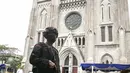 Personel kepolisian berjaga di depan Gereja Katedral, Jakarta, Kamis (1/4/2021). Sebanyak 150 personel gabungan TNI, Polri dan Satpol PP melakukan pengamanan jelang rangkaian perayaan Hari Paskah di gereja tersebut. (Liputan6.com/Faizal Fanani)