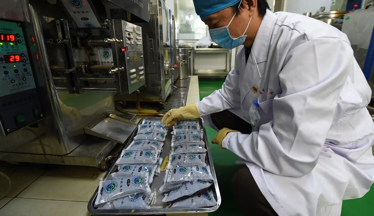Apoteker memeriksa obat tradisional China di Rumah Sakit Afiliasi Pertama Universitas Kedokteran China di Hefei, 24 Februari 2020. RS itu bertanggung jawab meracik, merebus dan mengirim obat tradisional China ke tujuh rumah sakit yang ditunjuk untuk merawat pasien COVID-19 di Hefei. (Xinhua/Zhou Mu)