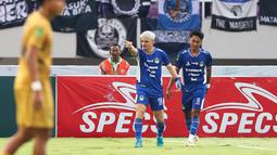 Pemain PSIM Yogyakarta, Rafinha (tengah) melakukan selebrasi setelah mencetak gol pertama timnya ke gawang Bhayangkara FC, Sani Rizki pada laga final Pegadaian Liga 2 2024/2025 di Stadion Manahan, Solo, Jawa Tengah, Rabu (26/02/2025). (Bola.com/Abdul Aziz)