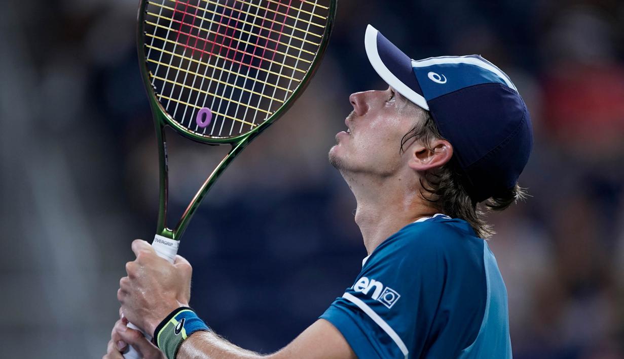 Reaksi petenis Australia, Alex de Minaur usai melakukan pukulan pada pertandingan babak keempat melawan Daniil Medvedev (Rusia) pada kejuaraan tenis AS Terbuka, Senin, 4 September 2023, di New York. (AP Photo/Eduardo Munoz Alvarez)