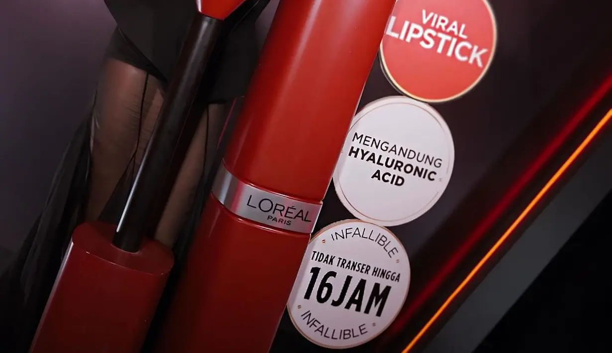 Disempurnakan dengan pulasan makeup bold flawless oleh Makeup Artist, @bubahalfian. [@claurakiehl/@@yudiafrn]