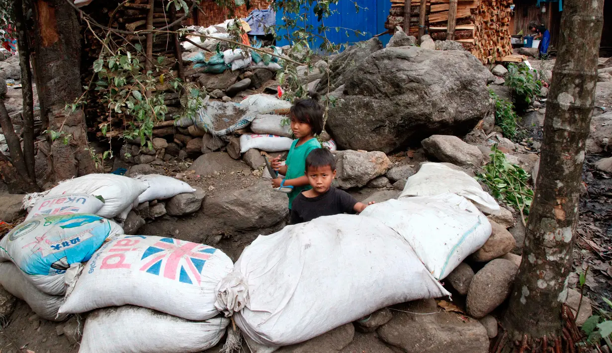 Anak-anak pengungsi bermain di tempat penampungan sementara di Kamp Woi Chyai, Laiza, negara bagian Kachin, Myanmar, 19 Maret 2018. Dalam beberapa bulan terakhir, ketegangan di wilayah Kachin kembali meningkat. (AP Photo/Esther Htusan)