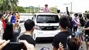Antusiasme para mahasiswa mengambil gambar Jackie Chan saat akan meninggalkan sekolahnya usai meluncurkan aplikasi mobile game anti-narkoba 'Aversion' di Nanyang Polytechnic, Singapura, Kamis (7/5/2015). (Reuters/Edgar Su)