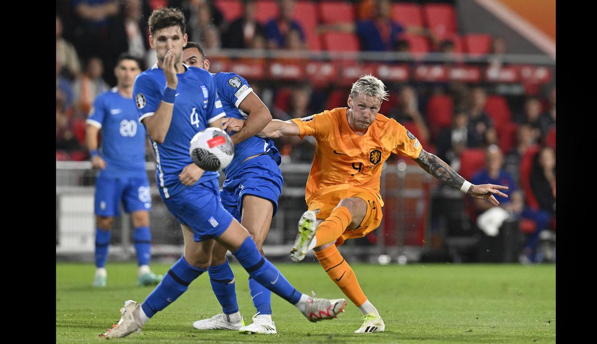 Pemain Timnas Belanda, Wout Weghorst (kanan), menendang bola ke gawang Timnas Yunani dalam pertandingan grup B Kualifikasi Euro 2024 yang berlangsung Philips Stadium, in Eindhoven, Kamis (7/9/2023). (AFP/John Thys)