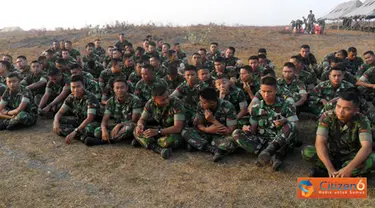 YONARHANUDSE-8 melaksanakan latihan menembak dengan senjata berat di Desa Pandanwangi, Lumajang, Jawa Timur. 