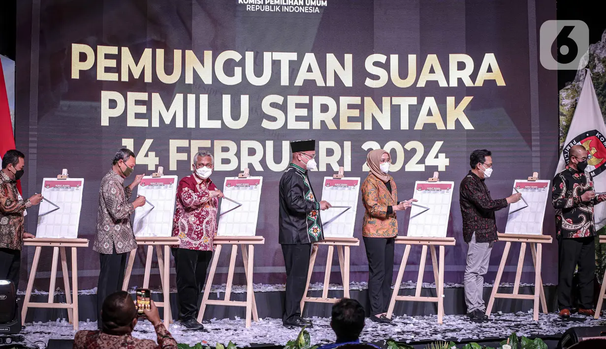 Ketua KPU RI Ilham Saputra bersama jajaran komisioner usai mencoblos surat suara sebagai telah diluncurkan Hari Pemungutan Suara Pemilu Serentak Tahun 2024 di Gedung KPU, Jakarta, Senin (14/2/2022). (Liputan6.com/Faizal Fanani)