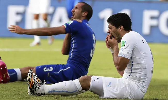 Giorgio Chiellini (kiri) mengklaim bahwa ia digigit oleh Luis Suarez (kanan) dalam pertandingan babak penyisihan antara Italia dan Uruguay Piala Dunia FIFA 2014 grup D di Estadio Arena das Dunas di Natal, Brasil, 24 Juni 2014. (EPA / Emilio Lavandeira JR)