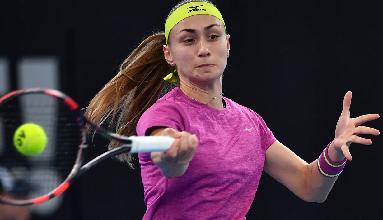 Ekspresi petenis putri asal Serbia, Aleksandra Krunic saat memukul bola dalam turnamen tenis Brisbane International melawan petenis Spanyol Garbine Muguruza di Brisbane (2/1). (AFP Photo/Saeed Khan)