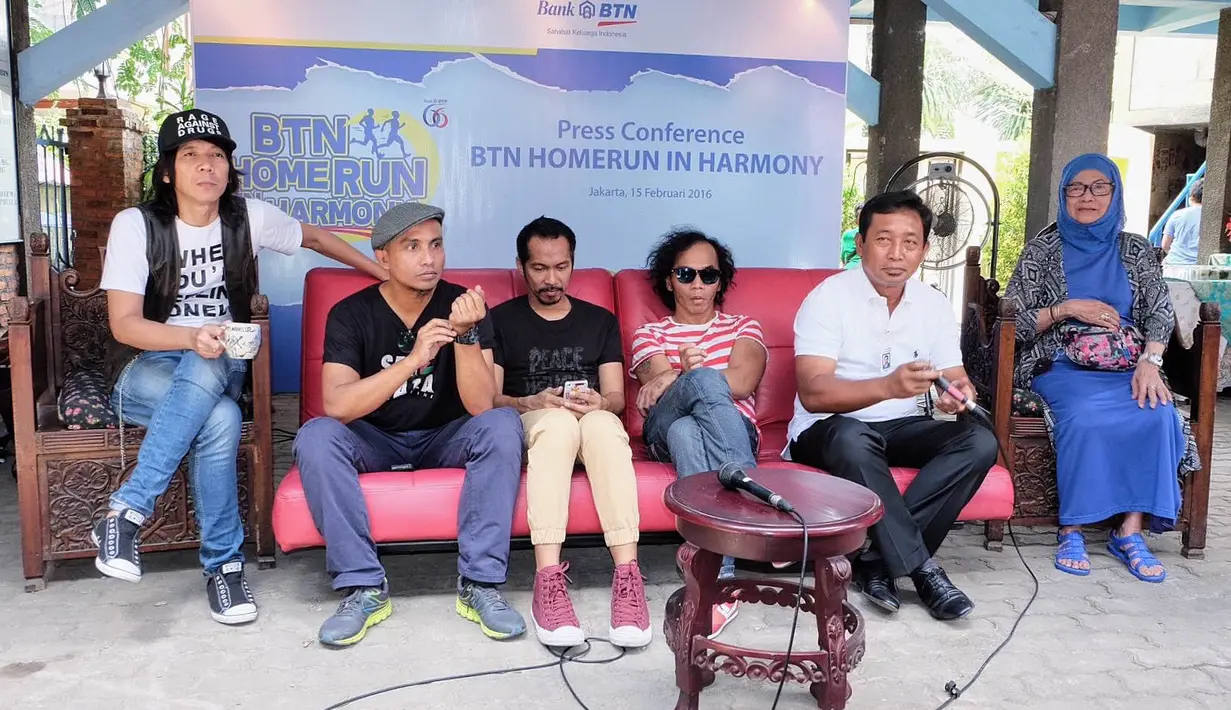 Jumpa pers Home run in Harmony di markas Slank, Jakarta, Senin (15/02/2016) dihadiri Direktur Bank BTN Sis Apik Wijayanto dan personel Slank serta Bunda Ifet. (Dezmond Manullang/Bintang.com)