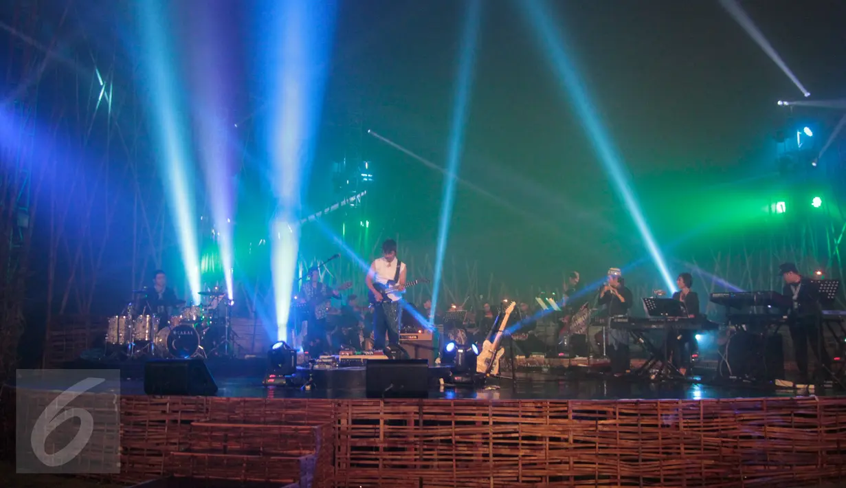 Suasana Konser gitaris Indonesia, Dewa Budjana bertajuk ' Zentuary' di Tebing Breksi, Prambanan, Sleman, DIY, (23/11). Musisi kenamaan tanah air itu juga meluncurkan album baru 'Zentuary' dalam konser tersebut. (Regina Safri)