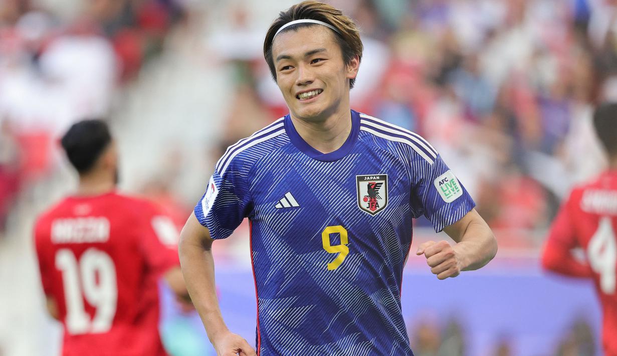 Striker Timnas Jepang berusia 25 tahun yang kini tengah menjalani musim pertama bersama klub Eredivisie, Feyenoord ini juga menempati posisi ketiga top skor Piala Asia 2023 dengan koleksi 4 gol. Jepang sendiri harus tersingkir di babak perempatfinal setelah kalah 1-2 dari Iran. (AFP/Giuseppe Cacace)