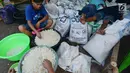 Pedagang memilah kolang-kaling di Pasar Induk Kramat Jati, Jakarta, Jumat (10/5/2019). Para ibu rumah tangga memburu kolang-kaling untuk menu berbuka puasa saat Ramadan. (merdeka.com/Imam Buhori)