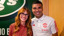 Aktris Hollywood, Julia Roberts (kiri) berfoto bersama dengan pemain Manchester United, Casemiro saat skuad MU melakukan tur pramusim di Amerika Serikat, Minggu (23/07/2023) WIB. (Bola.com/Bagaskara Lazuardi)