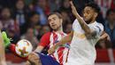 Gelandang Atletico Madrid, Gabi, berebut bola dengan bek Marseille, Jordan Amavi, pada laga final Liga Europa di Stadion Groupama, Lyon, Kamis (17/5/2018). Atletico Madrid menang 3-0 atas Marseille. (AP/Francois Mori)