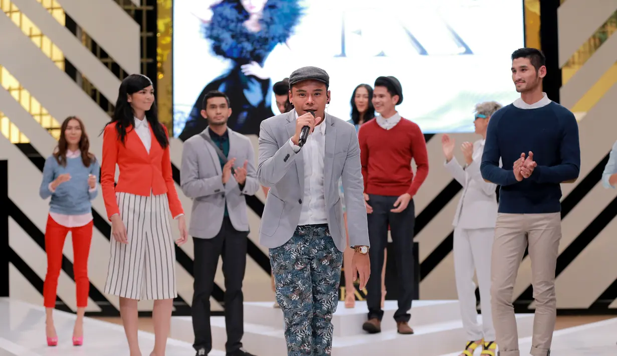 Teza Sumendra beralasan mengenai tato di leher, bahwa ia tumbuh dari keluarga multi religion dan dibesarkan sama agama yang beragam. Itulah quote sebagai gambaran keluarganya. (Adrian Putra/Bintang.com)