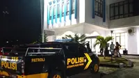 Selasa (8/11/2022) malam, Polda Kaltim menggeledah kantor KSOP Tarakan atas dugaan pungutan liar dalam penerbitan Surat Persetujuan Berlayar. (foto: Ramlan)