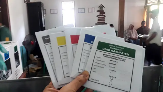 Pemungutan suara Pemilu 2019 di TPS 2 Cingebul, Lumbir, Banyumas. (Foto: Liputan6.com/Muhamad Ridlo)
