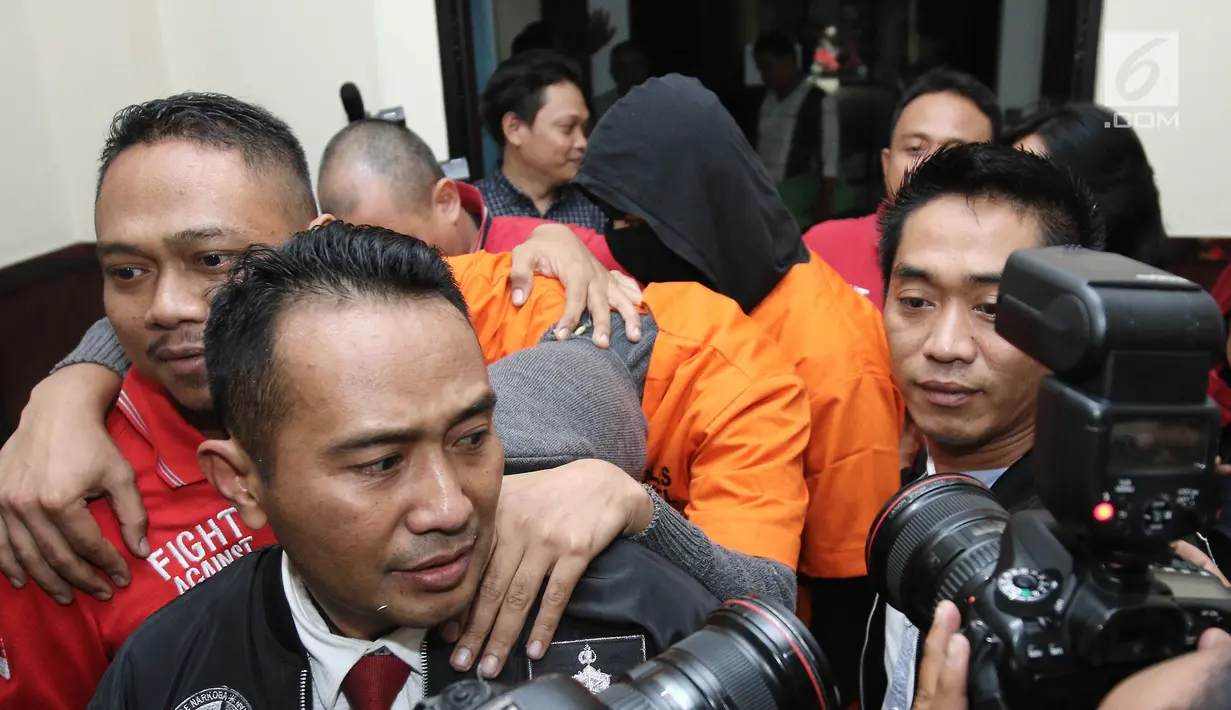 Tersangka DM dan DMT saat di bawa pada rilis penangkapan narkoba di Polres Jakarta Selatan, Jumat (11/8). Ello ditetapkan sebagai tersangka kepemilikan narkoba 2 paket ganja dibawah 5 gram. (Liputan6.com/Herman Zakharia)