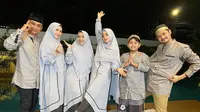Dewi Perssik dan keluarga pakai baju muslim (Sumber: Instagram/dewiperssikreal)
