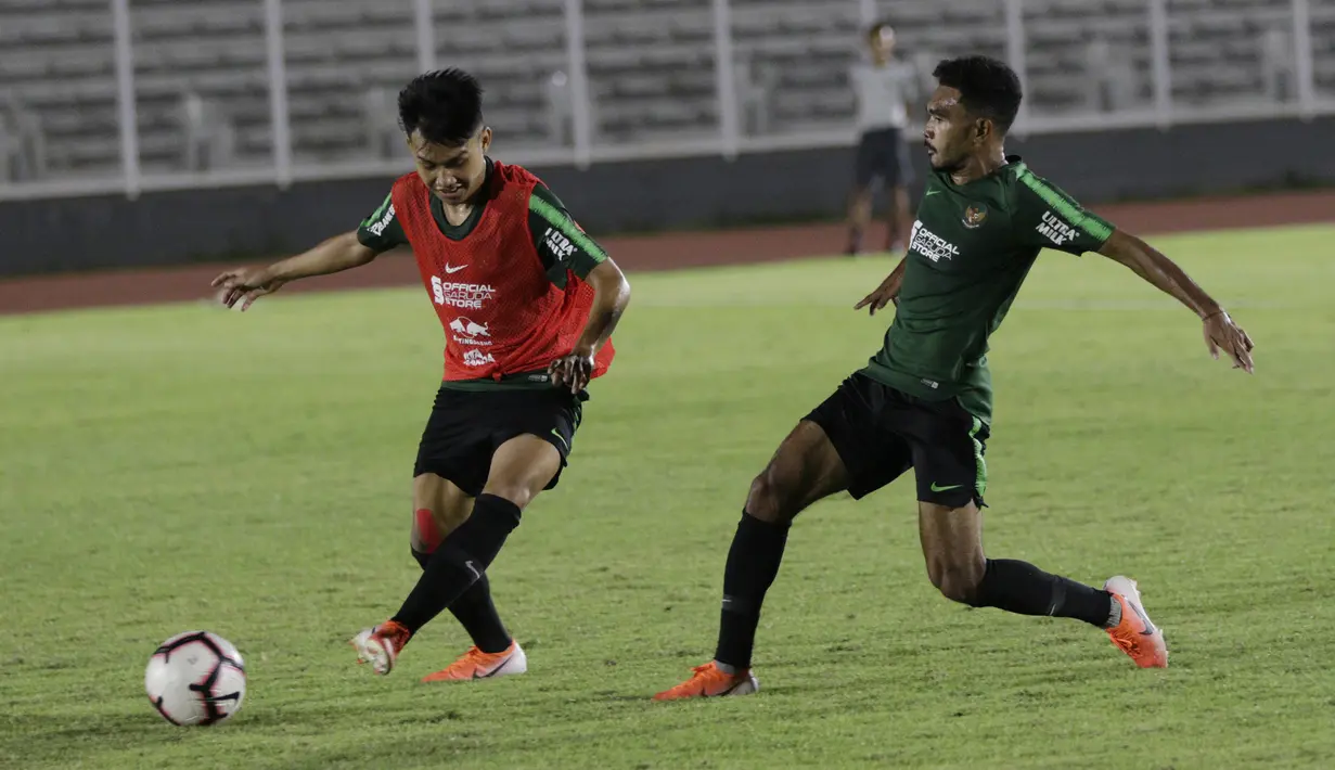 Pelatih Timnas Indonesia U-22, Indra Sjafri, saat sesi latihan di Stadion Madya, Jakarta, Rabu (24/7). Latihan ini merupakan persiapan jelang Sea Games 2019 Filipina. (Bola.com/M Iqbal Ichsan)