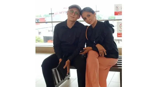 Keduanya pun kompak merias wajah dengan makeup ala kakek nenek.