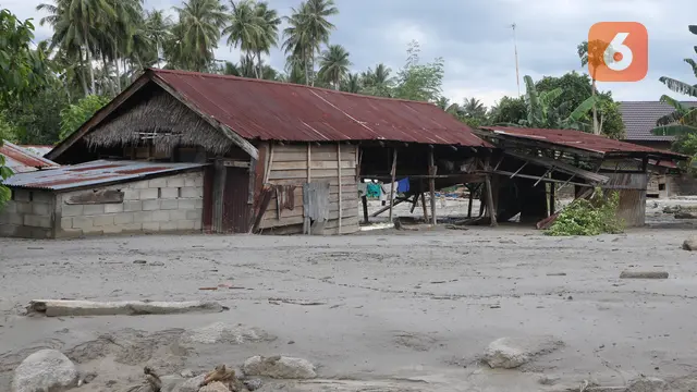 rumah warga di desa Poi, sigi yang terkubur lumpur