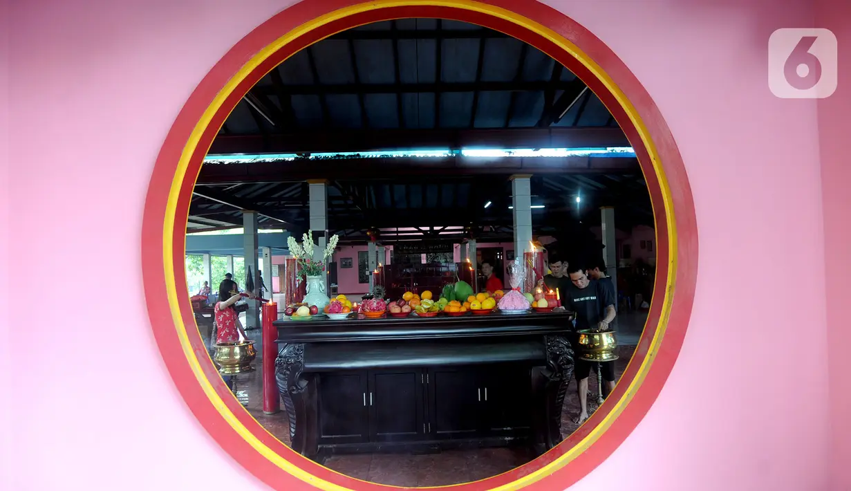 Warga bersembahyang selama perayaan Tahun Baru Imlek 2571 di Vihara Gayatri, Depok, Sabtu (25/1/2020). Vihara Gayatri ini memiliki satu ciri khas yang membedakan dengan Vihara lain, yakni keberadaan tujuh sumur yang ada sejak Vihara berdiri tahun 1984. (merdeka.com/Arie Basuki)