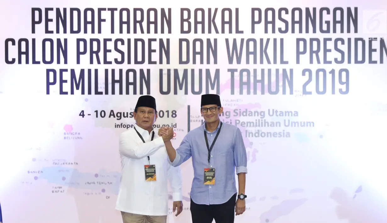 Bakal Capres/Cawapres Pemilu 2019, Prabowo Subianto (kiri) dan Sandiaga Uno usai menyerahkan syarat pencalonan di Gedung KPU, Jakarta, Jumat (10/8). Prabowo Subianto/Sandiaga Uno menjadi bakal calon kedua yang mendaftar. (Liputan6.com/Helmi Fithriansyah)