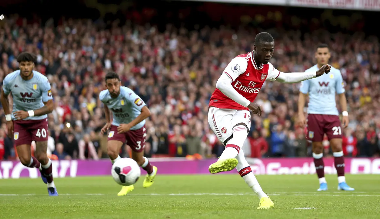 Striker Arsenal, Nicolas Pepe saat mengeksekusi penalti ke gawang Aston Villa pada pertandingan lanjutan Liga Inggris di Stadion Emirates, London (22/9/2019). Arsenal menang tipis atas Aston Villa 3-2. (AP Photo/Steven Paston)