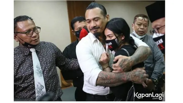 6 Potret Jerinx saat Hadiri Sidang Putusan, Didampingi Istri Tercinta