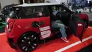Tidak hanya merayakan sejarah, MINI 1965 Victory Edition juga mencerminkan arah masa depan yang terus berkembang, dengan menghadirkan teknologi terkini serta performa yang tetap fun to drive, khas MINI. Tampak dalam foto, seorang wanita memeriksa bagian dalam kendaraan listrik MINI 1965 Victory Edition selama acara peluncurannya di Jakarta, Jumat 17 April 2026. (AP Photo/Tatan Syuflana)